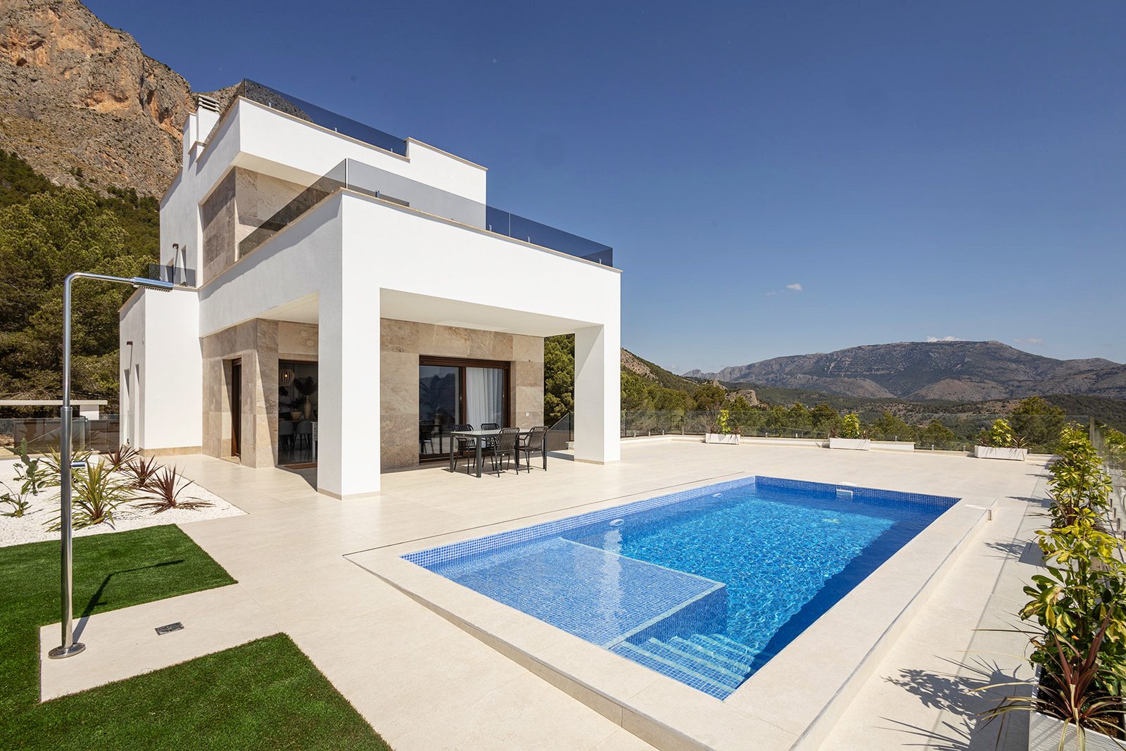 Poolvilla mit Rooftop-Terrasse – Außenansicht