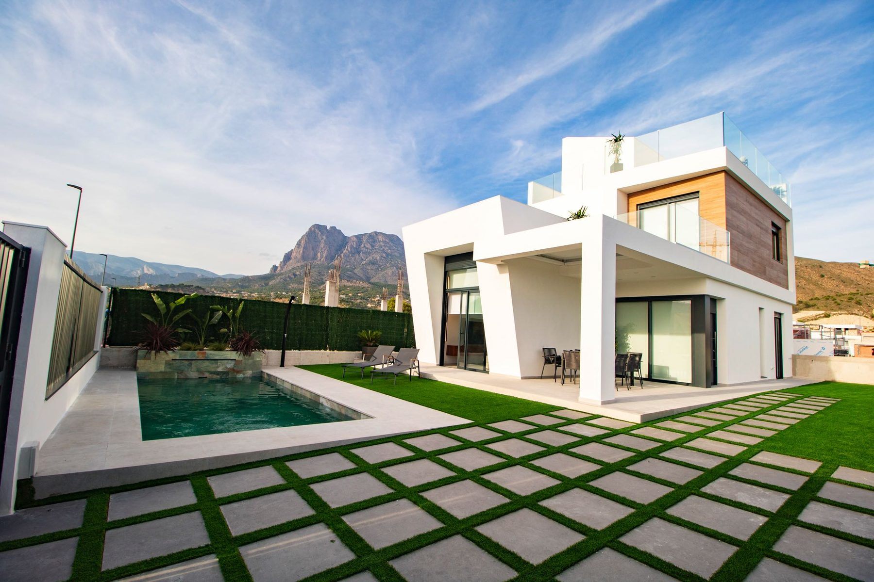 Poolvilla mit Meer- und Bergblick – Außenansicht mit Pool